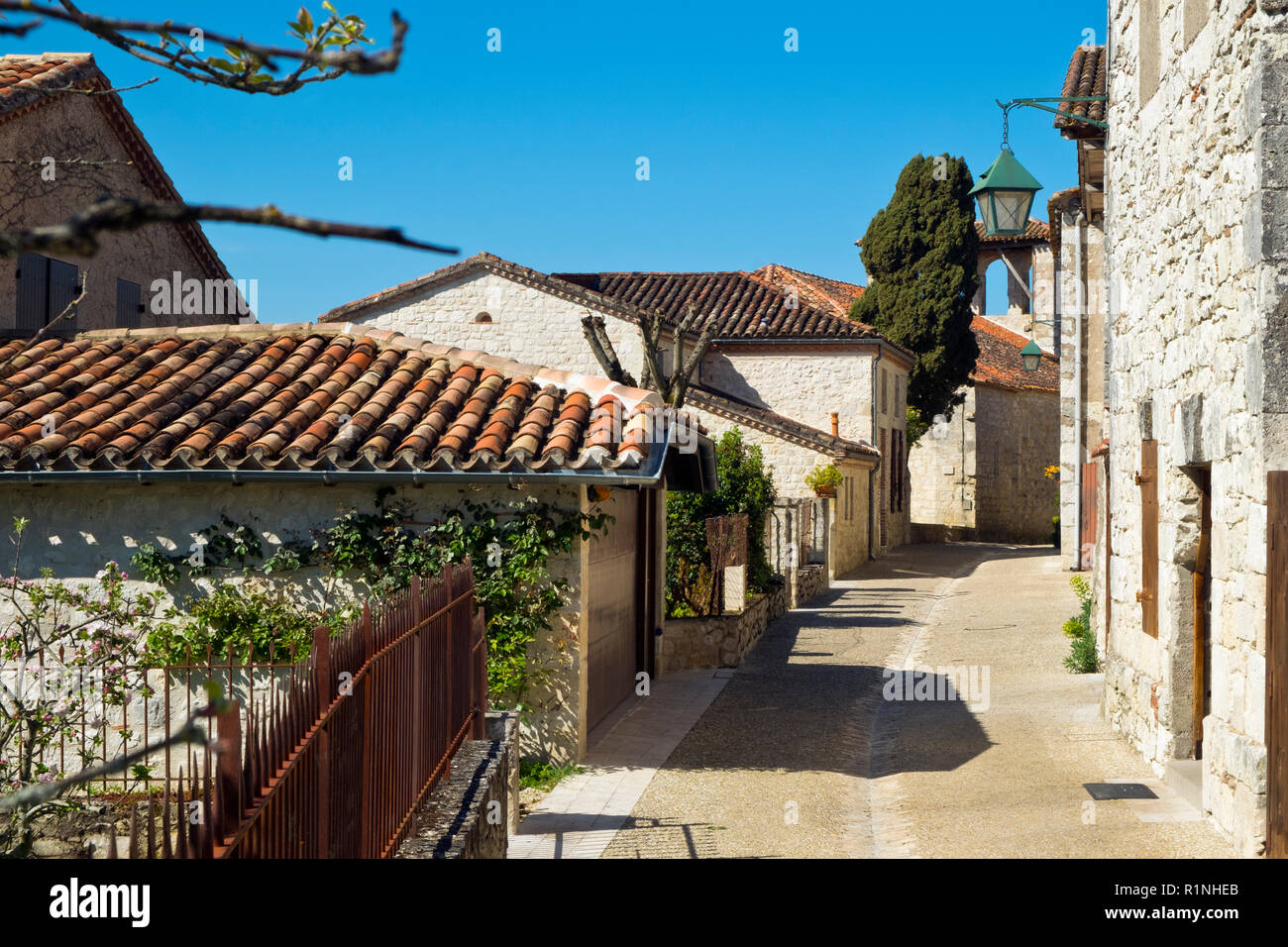 Un tranquillo angolo pittoresco a Pujols, Lot-et-Garonne, Francia. Questo storico villaggio fortificato di Rocca è ora un membro del "Les Plus Beaux Villages de France' Association. Foto Stock