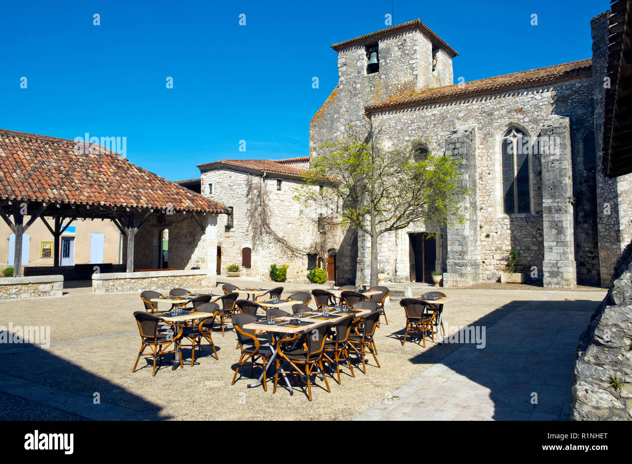 Ristorante Le tabelle preparate per la pausa pranzo in piazza a Pujols, Lot-et-Garonne, Francia. Questo storico villaggio fortificato di Rocca è ora un membro del "Les Plus Beaux Villages de France' Association. Foto Stock