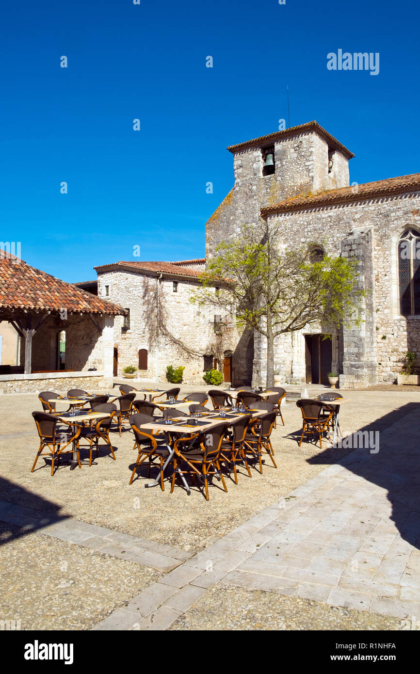 Ristorante Le tabelle preparate per la pausa pranzo in piazza a Pujols, Lot-et-Garonne, Francia. Questo storico villaggio fortificato di Rocca è ora un membro del "Les Plus Beaux Villages de France' Association. Foto Stock