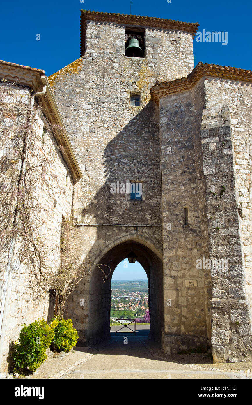 Guardando attraverso l'arco a Saint Nicholas campanile alla vista di Villeneuve-sur-lotto, Pujols, Lot-et-Garonne, Francia. Questo storico villaggio fortificato di Rocca è ora un membro del "Les Plus Beaux Villages de France' Association. Foto Stock