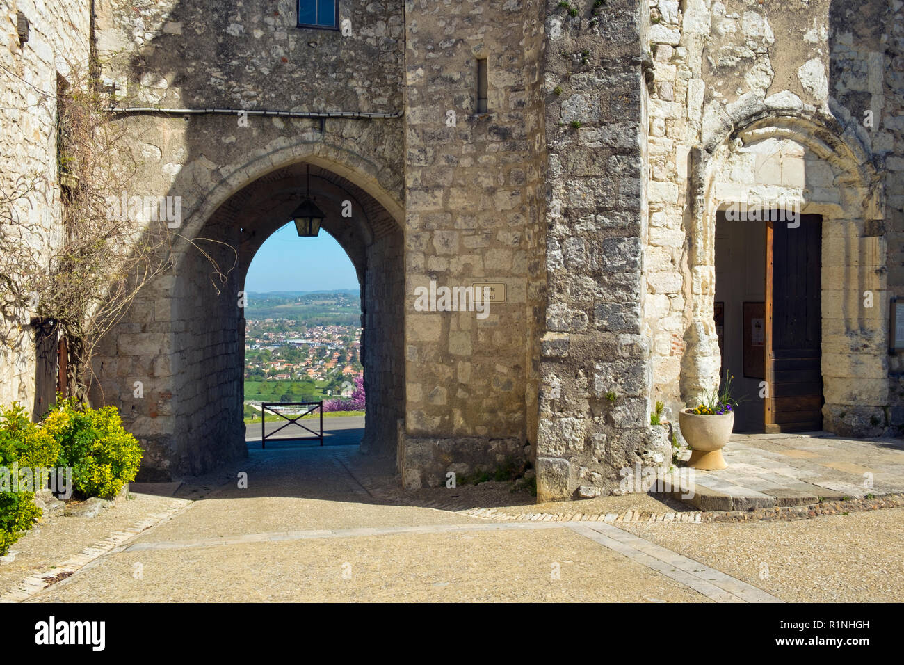 Guardando attraverso l'arco a Saint Nicholas campanile alla vista di Villeneuve-sur-lotto, Pujols, Lot-et-Garonne, Francia. Questo storico villaggio fortificato di Rocca è ora un membro del "Les Plus Beaux Villages de France' Association. Foto Stock