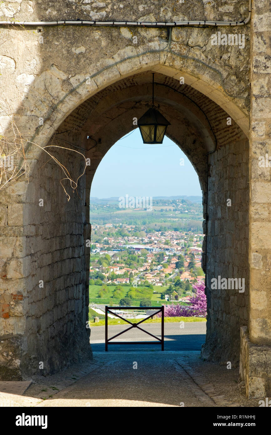 Guardando attraverso l'arco a Saint Nicholas campanile alla vista di Villeneuve-sur-lotto, Pujols, Lot-et-Garonne, Francia. Questo storico villaggio fortificato di Rocca è ora un membro del "Les Plus Beaux Villages de France' Association. Foto Stock