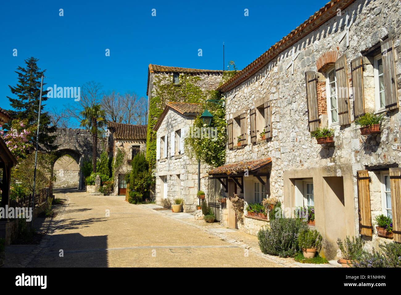 Street view a Porte des Anglais, Pujols, Lot-et-Garonne, Francia. Questo storico villaggio fortificato di Rocca è ora un membro del "Les Plus Beaux Villages de France' Association. Foto Stock