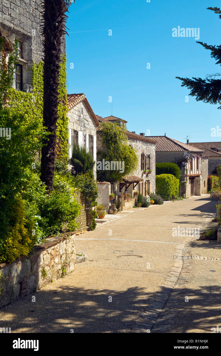 Street view a Porte des Anglais, Pujols, Lot-et-Garonne, Francia. Questo storico villaggio fortificato di Rocca è ora un membro del "Les Plus Beaux Villages de France' Association. Foto Stock