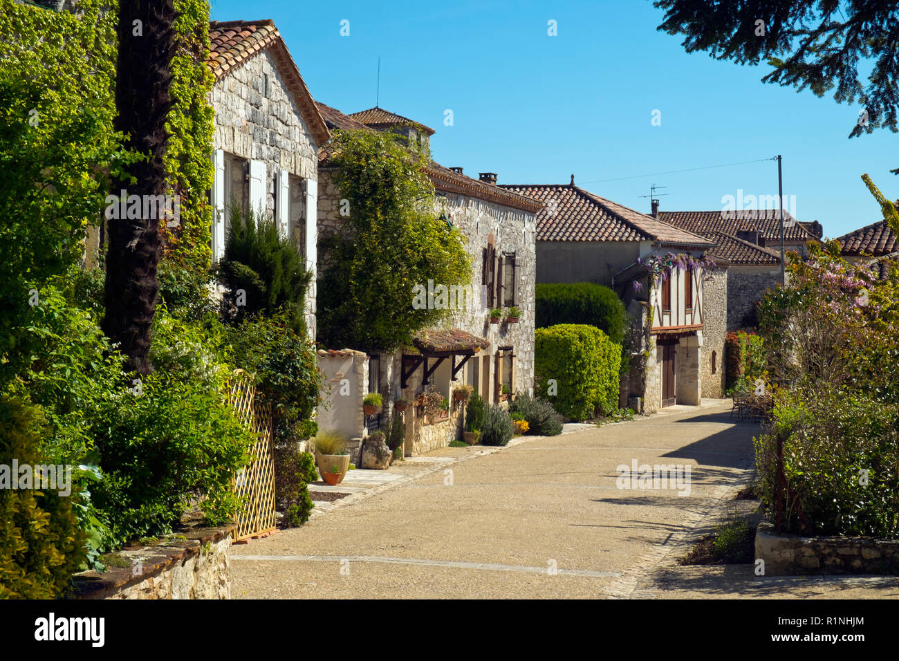 Street view a Porte des Anglais, Pujols, Lot-et-Garonne, Francia. Questo storico villaggio fortificato di Rocca è ora un membro del "Les Plus Beaux Villages de France' Association. Foto Stock