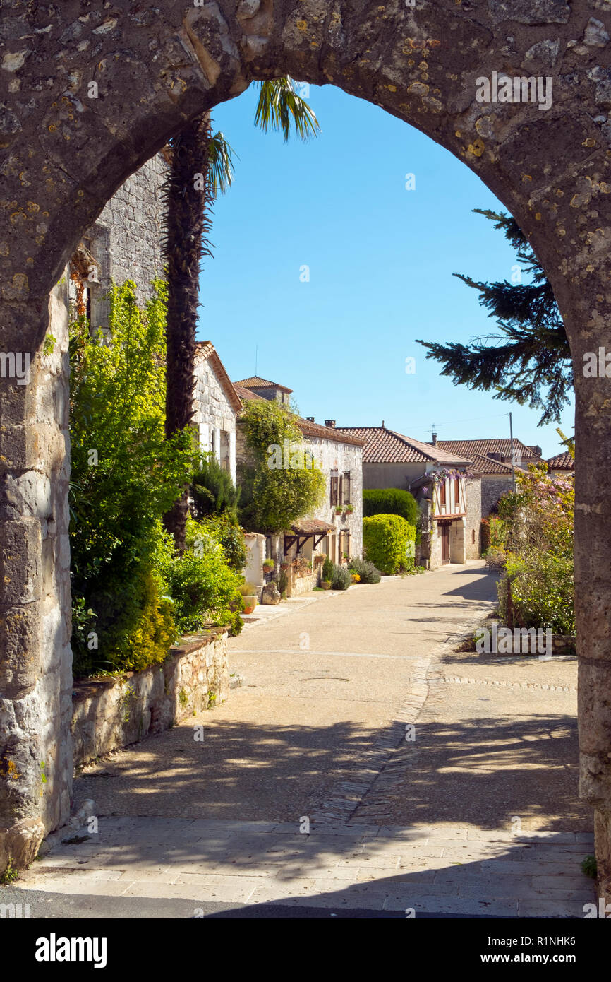 Street view a Porte des Anglais, Pujols, Lot-et-Garonne, Francia. Questo storico villaggio fortificato di Rocca è ora un membro del "Les Plus Beaux Villages de France' Association. Foto Stock