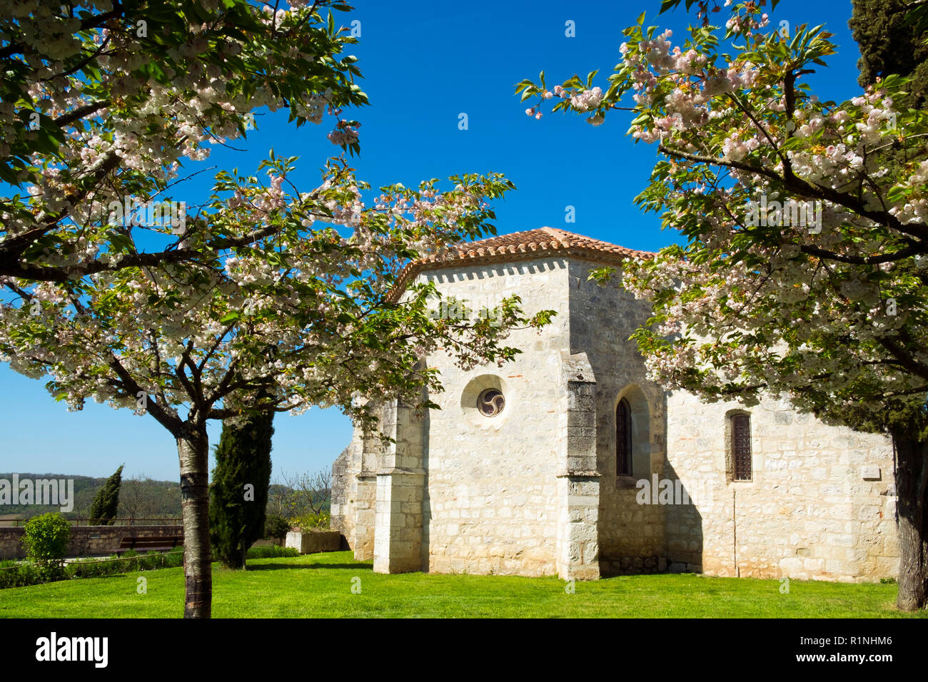 Colore delle molle attorno alla chiesa di Sainte Foy, Pujols, Lot-et-Garonne, Francia. Questo storico villaggio fortificato di Rocca è ora un membro del "Les Plus Beaux Villages de France' Association. Foto Stock