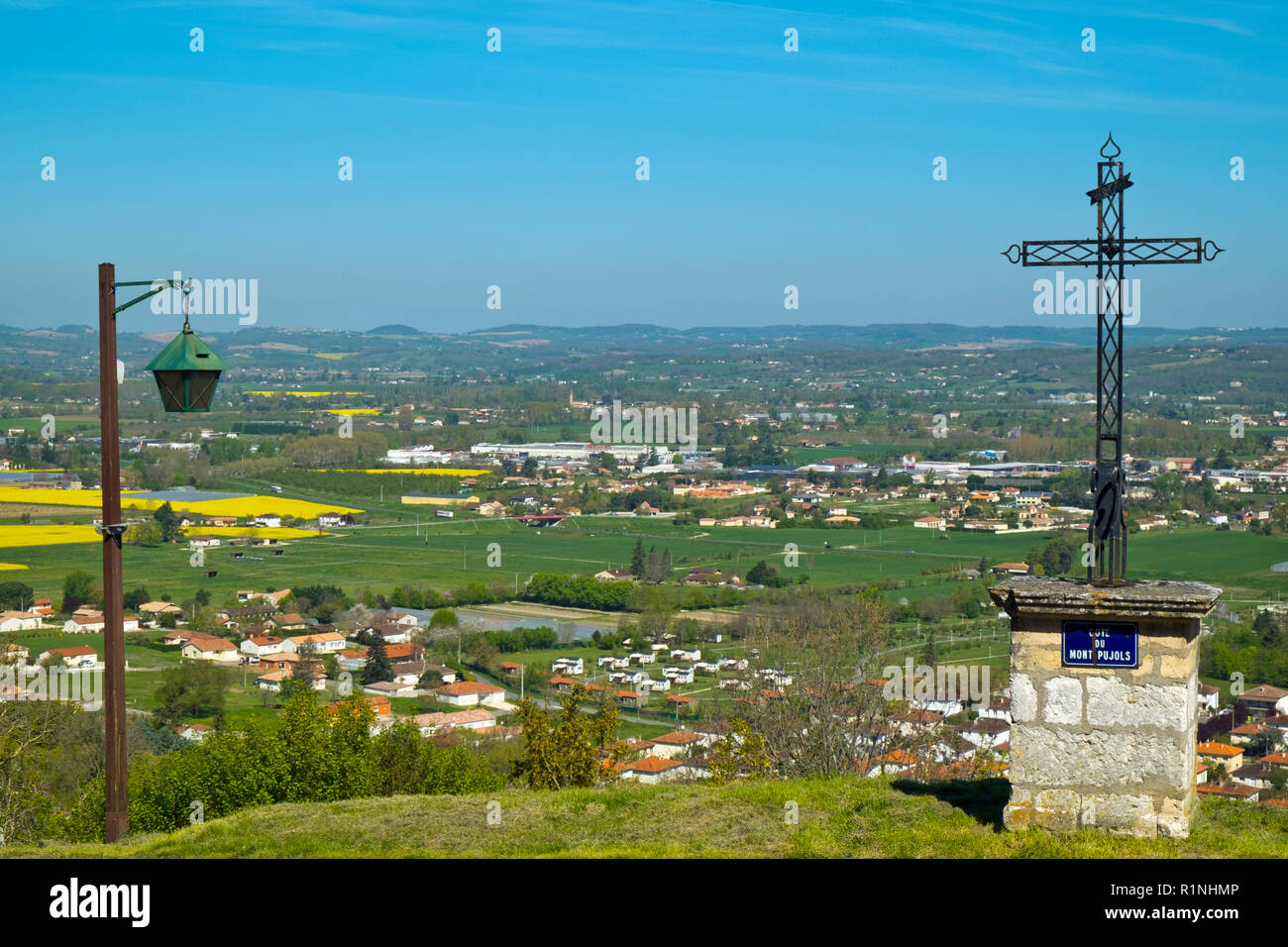 Vedute panoramiche di Villeneuve-sur-lotto da Pujols, Lot-et-Garonne, Francia. Lo storico villaggio fortificato roccaforte di Pujols è ora un membro del "Les Plus Beaux Villages de France' Association. Foto Stock