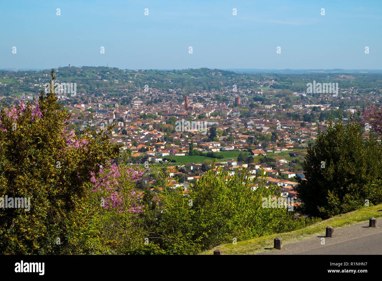 Vedute panoramiche di Villeneuve-sur-lotto da Pujols, Lot-et-Garonne, Francia. Lo storico villaggio fortificato roccaforte di Pujols è ora un membro del "Les Plus Beaux Villages de France' Association. Foto Stock