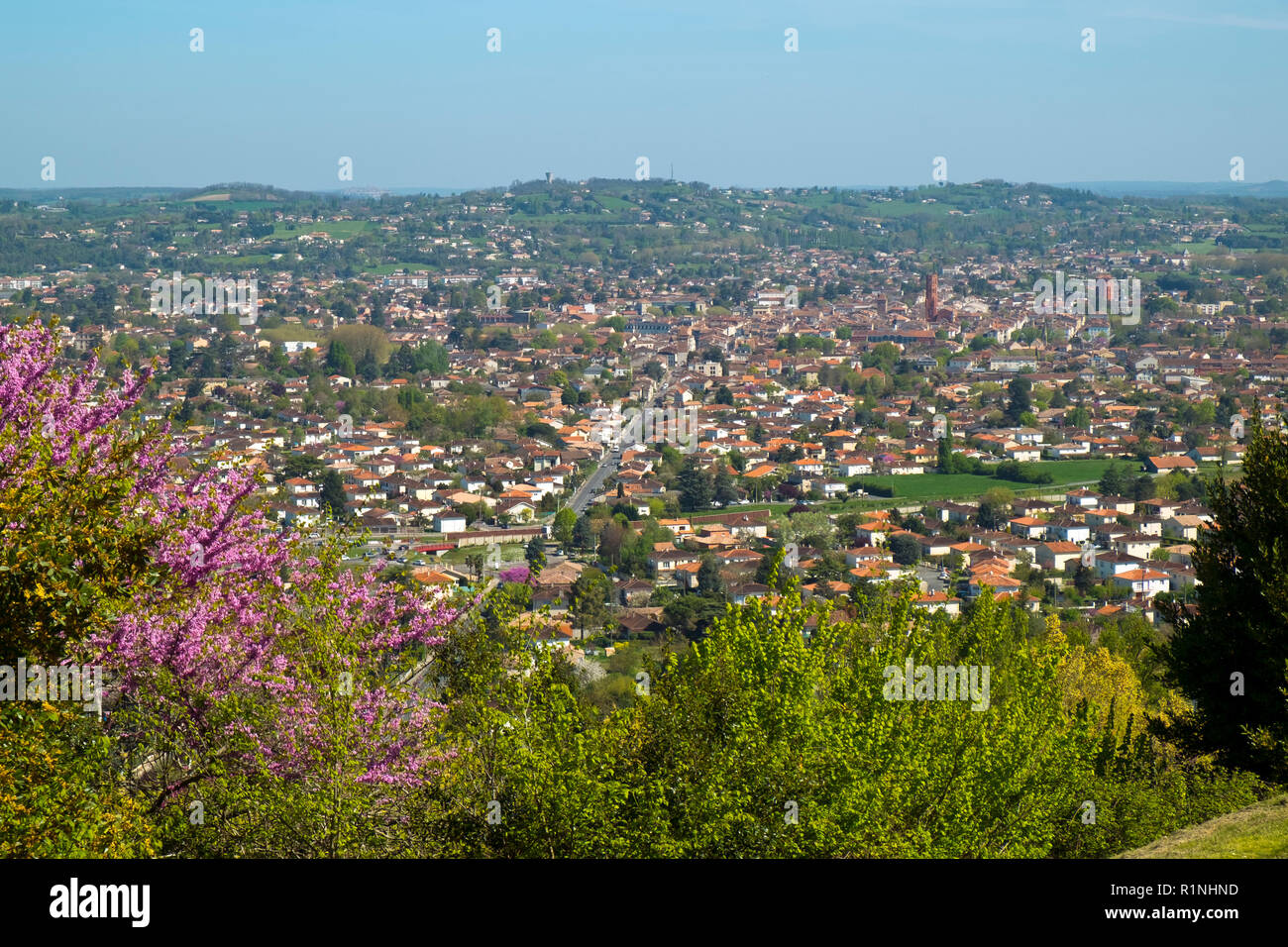 Vedute panoramiche di Villeneuve-sur-lotto da Pujols, Lot-et-Garonne, Francia. Lo storico villaggio fortificato roccaforte di Pujols è ora un membro del "Les Plus Beaux Villages de France' Association. Foto Stock