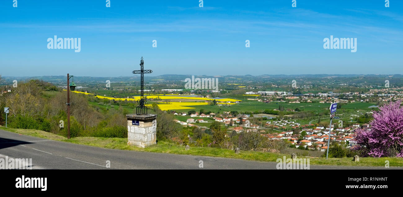 Vedute panoramiche di Villeneuve-sur-lotto da Pujols, Lot-et-Garonne, Francia. Lo storico villaggio fortificato roccaforte di Pujols è ora un membro del "Les Plus Beaux Villages de France' Association. Foto Stock