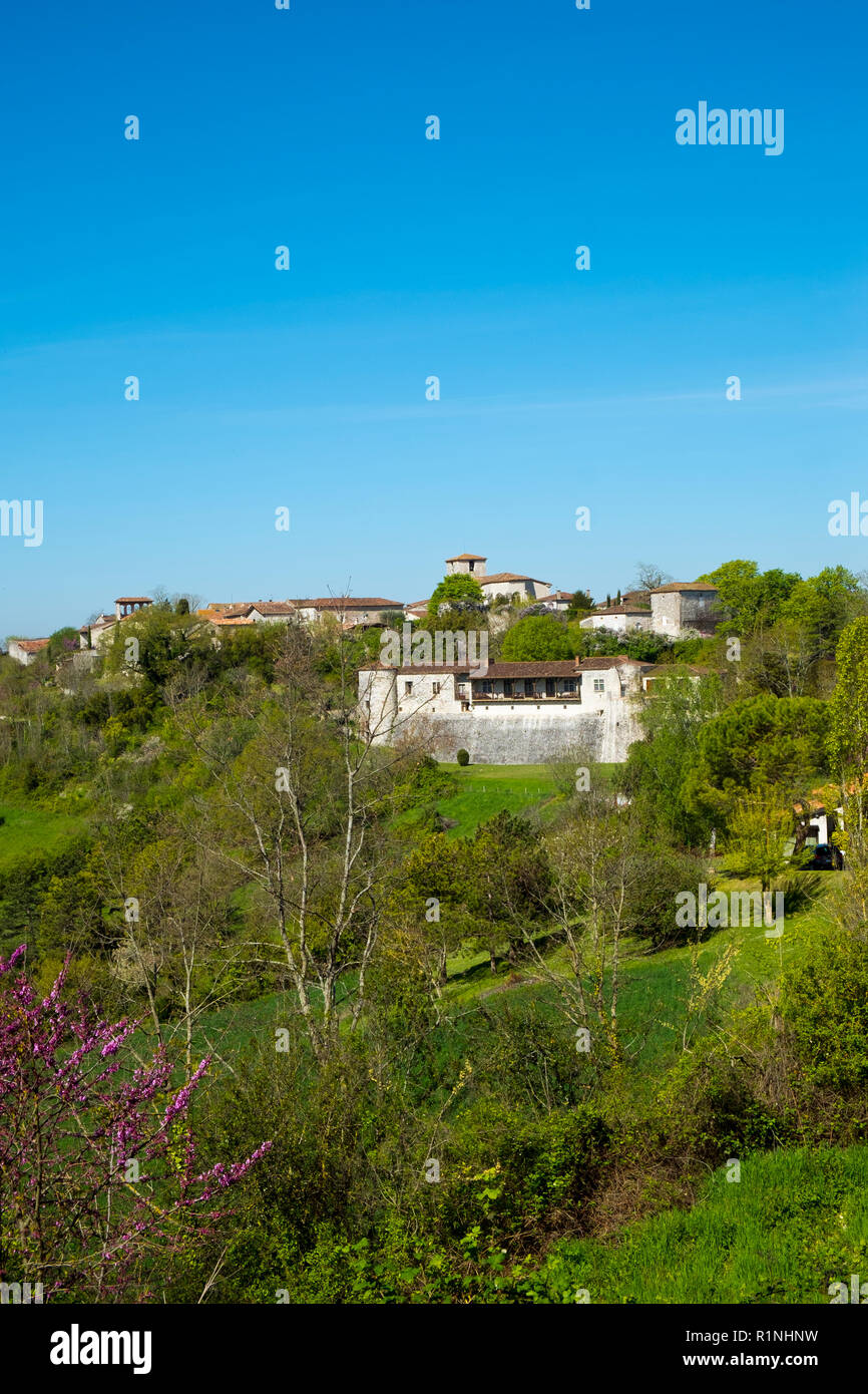 Luce del sole di primavera vista di Pujols, Lot-et-Garonne, Francia. Lo storico villaggio fortificato roccaforte di Pujols è ora un membro del "Les Plus Beaux Villages de France' Association. Foto Stock