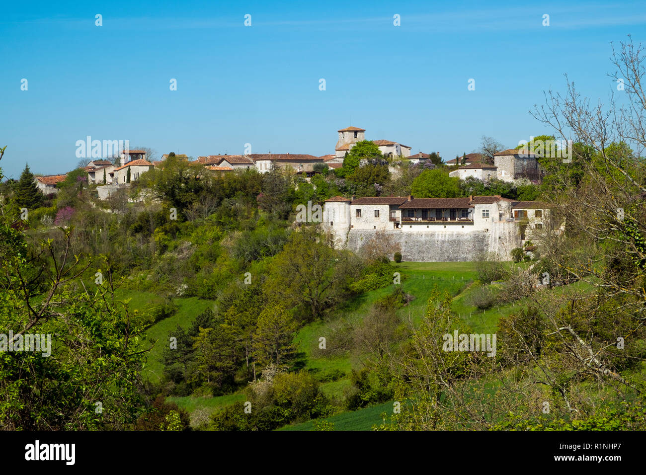 Luce del sole di primavera vista di Pujols, Lot-et-Garonne, Francia. Lo storico villaggio fortificato roccaforte di Pujols è ora un membro del "Les Plus Beaux Villages de France' Association. Foto Stock