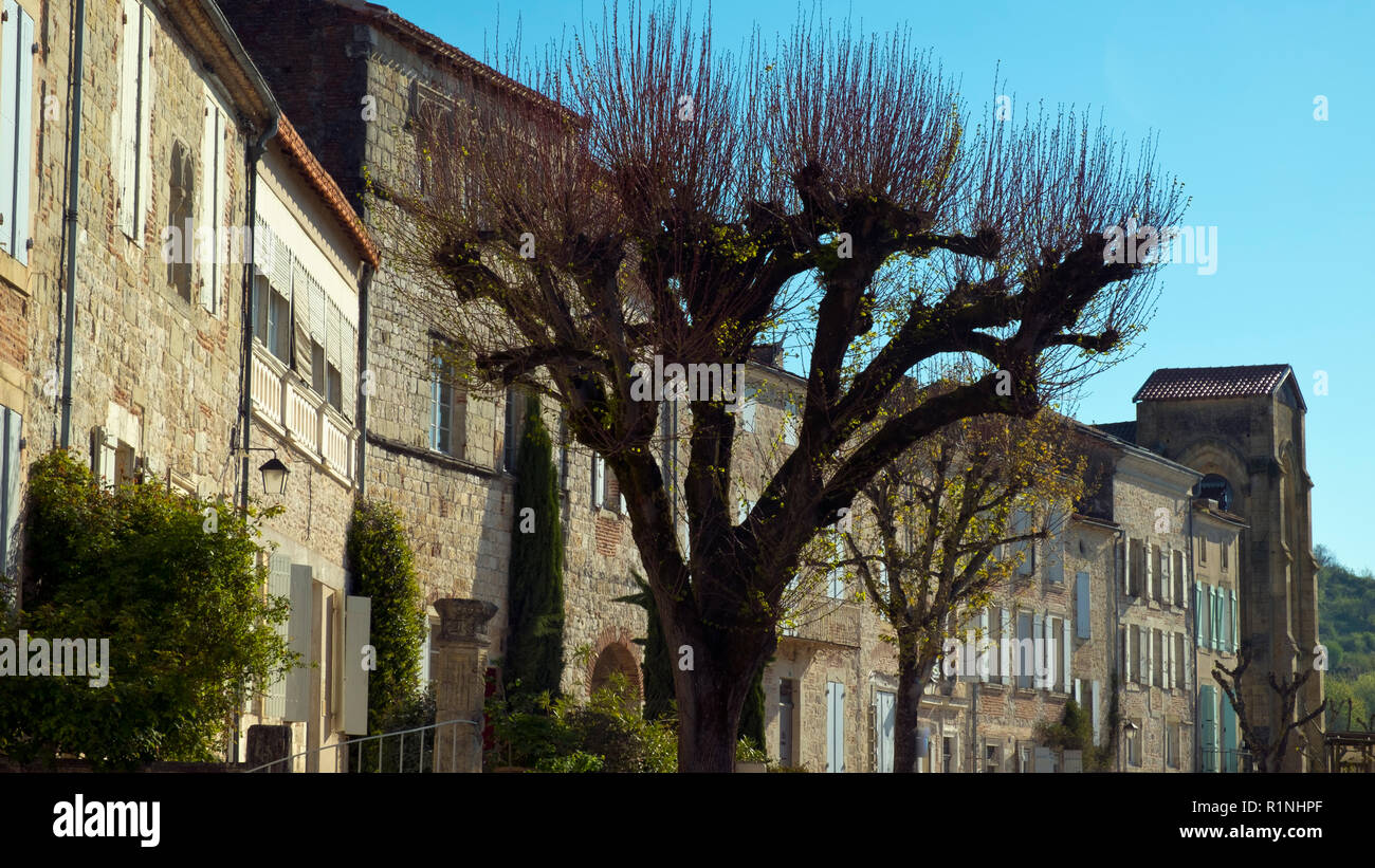 Pittoresca architettura a penne d'Agenais, Lot-et-Garonne, Francia. Questo idilliaco villaggio sulla collina ha ampie vedute del fiume Lot e della campagna circostante. Foto Stock