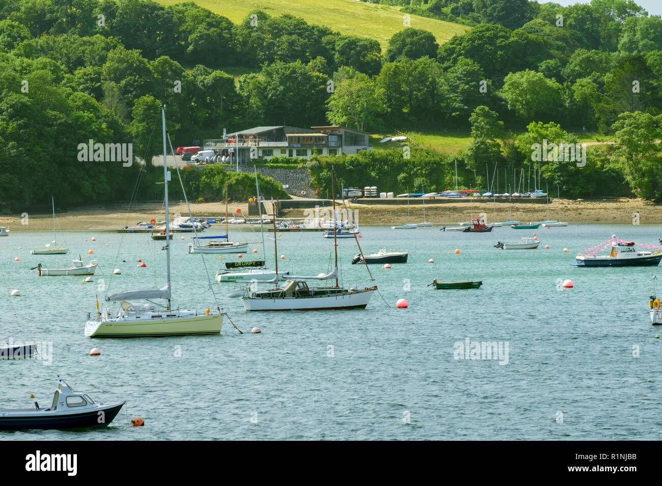 Passaggio Helford, Regno Unito - 8 Giugno 2017: la vista sul pittoresco Fiume Helford dove molte piccole barche sono ormeggiate vicino Helford rurale villaggio in Cornovaglia, UK. Il fiume Helford è un ria (allagato river valley) ben noto come destinazione turistica in Cornovaglia Foto Stock