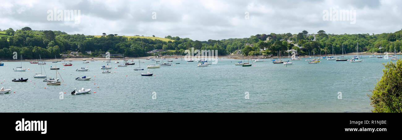 Passaggio Helford, Regno Unito - 8 Giugno 2017: vista panoramica attraverso il pittoresco Fiume Helford dove molte piccole barche sono ormeggiate vicino Helford rurale villaggio in Cornovaglia, UK. Il fiume Helford è un ria (allagato river valley) ben noto come destinazione turistica in Cornovaglia Foto Stock