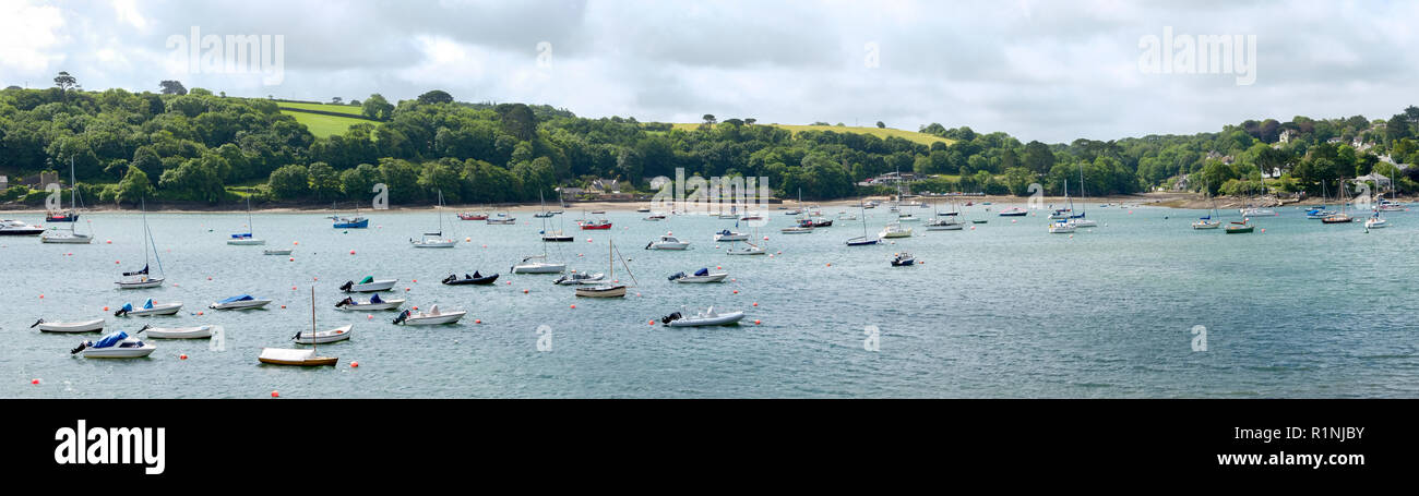 Passaggio Helford, Regno Unito - 8 Giugno 2017: vista panoramica attraverso il pittoresco Fiume Helford dove molte piccole barche sono ormeggiate vicino Helford rurale villaggio in Cornovaglia, UK. Il fiume Helford è un ria (allagato river valley) ben noto come destinazione turistica in Cornovaglia Foto Stock