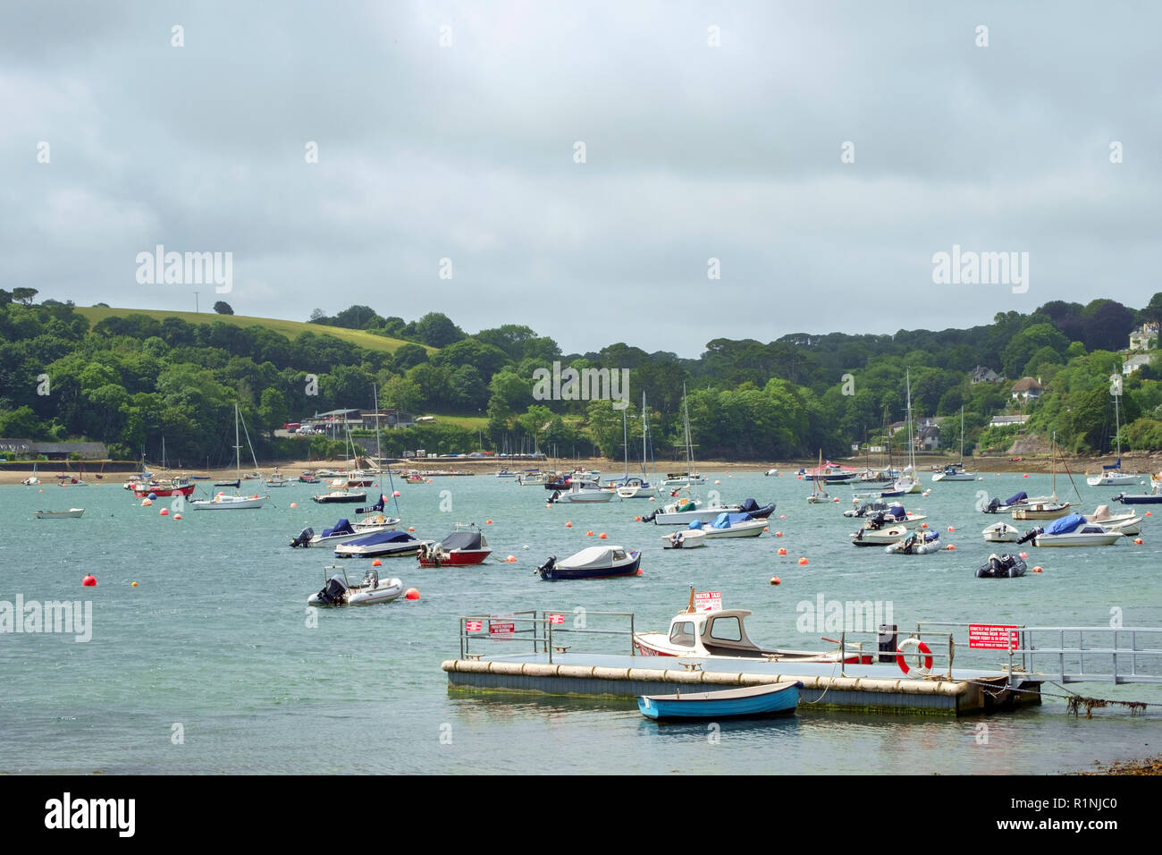 Passaggio Helford, Regno Unito - 8 Giugno 2017: la vista sul pittoresco Fiume Helford dove molte piccole barche sono ormeggiate vicino Helford rurale villaggio in Cornovaglia, UK. Il fiume Helford è un ria (allagato river valley) ben noto come destinazione turistica in Cornovaglia Foto Stock