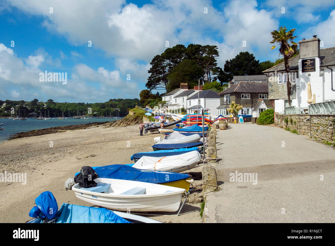 Passaggio Helford, Regno Unito - 8 Giugno 2017: colorato di piccole imbarcazioni schierate in cima alla spiaggia nel centro di canottaggio passaggio Helford, Cornwall, Regno Unito. Il fiume Helford è un ria (allagato river valley) ben noto come destinazione turistica in Cornovaglia Foto Stock