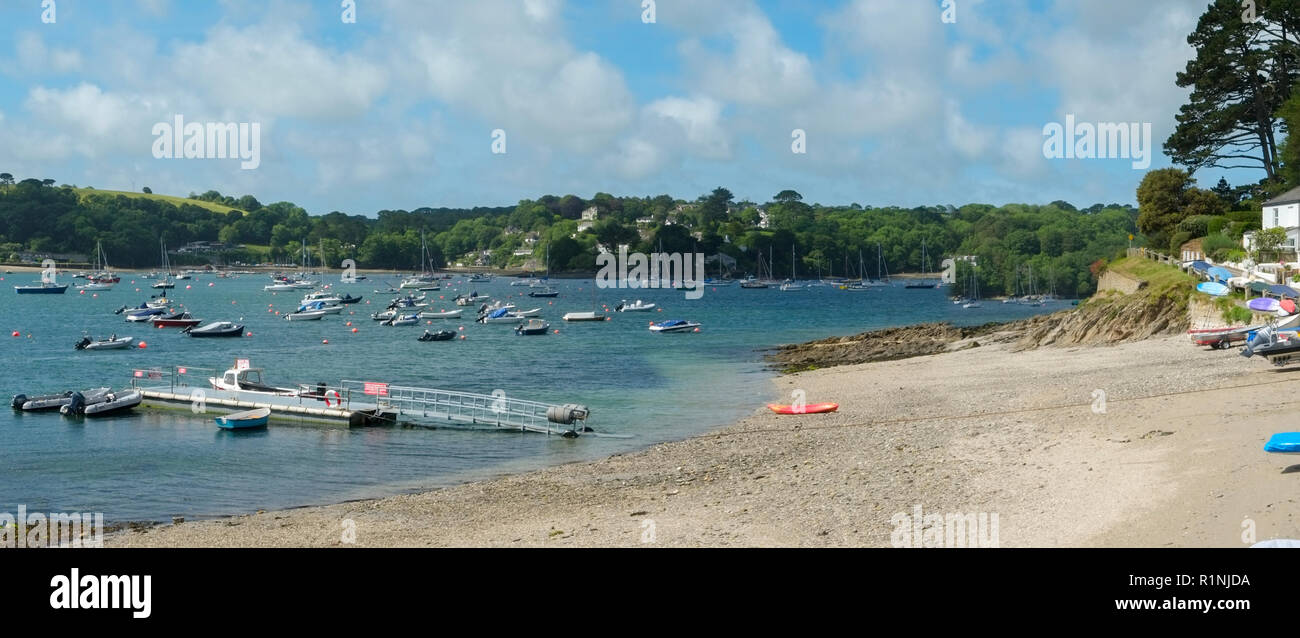 Passaggio Helford, Regno Unito - 8 Giugno 2017: vista panoramica attraverso il pittoresco Fiume Helford, dove molte piccole barche sono ormeggiate vicino fiume Helford Sailing Club in Cornovaglia, UK. Il fiume Helford è un ria (allagato river valley) ben noto come destinazione turistica in Cornovaglia Foto Stock