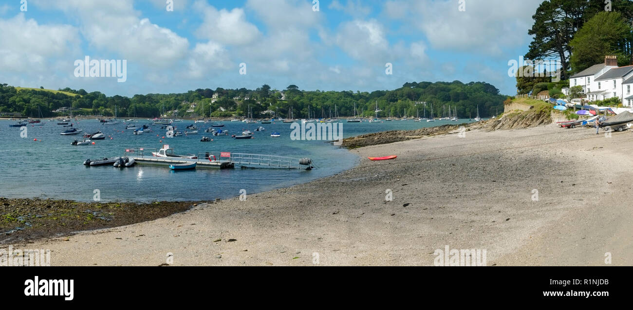 Passaggio Helford, Regno Unito - 8 Giugno 2017: vista panoramica attraverso il pittoresco Fiume Helford, dove molte piccole barche sono ormeggiate vicino fiume Helford Sailing Club in Cornovaglia, UK. Il fiume Helford è un ria (allagato river valley) ben noto come destinazione turistica in Cornovaglia Foto Stock
