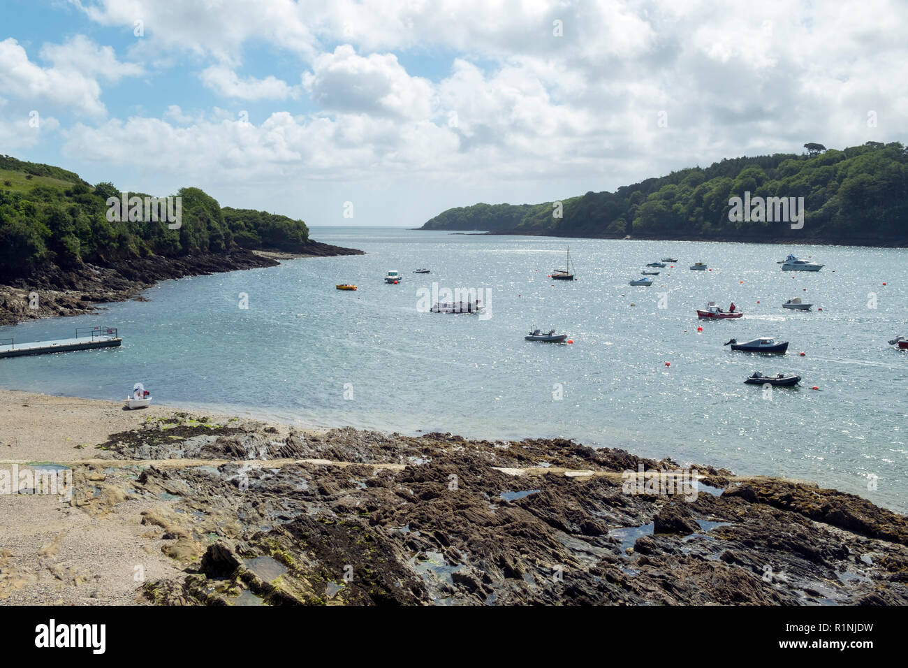 Passaggio Helford, Regno Unito - 8 Giugno 2017: Guardando verso il basso la Helford pittoresco estuario dove molte piccole barche sono ormeggiate vicino rurale passaggio Helford, Cornwall, Regno Unito. Il fiume Helford è un ria (allagato river valley) ben noto come destinazione turistica in Cornovaglia Foto Stock