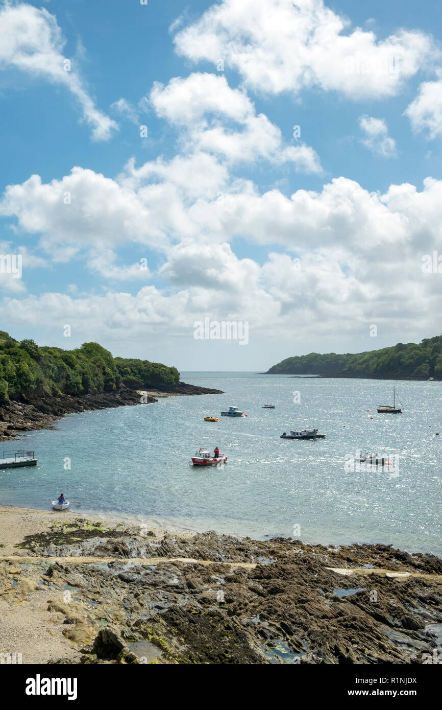 Passaggio Helford, Regno Unito - 8 Giugno 2017: Guardando verso il basso la Helford pittoresco estuario dove molte piccole barche sono ormeggiate vicino rurale passaggio Helford, Cornwall, Regno Unito. Il fiume Helford è un ria (allagato river valley) ben noto come destinazione turistica in Cornovaglia Foto Stock