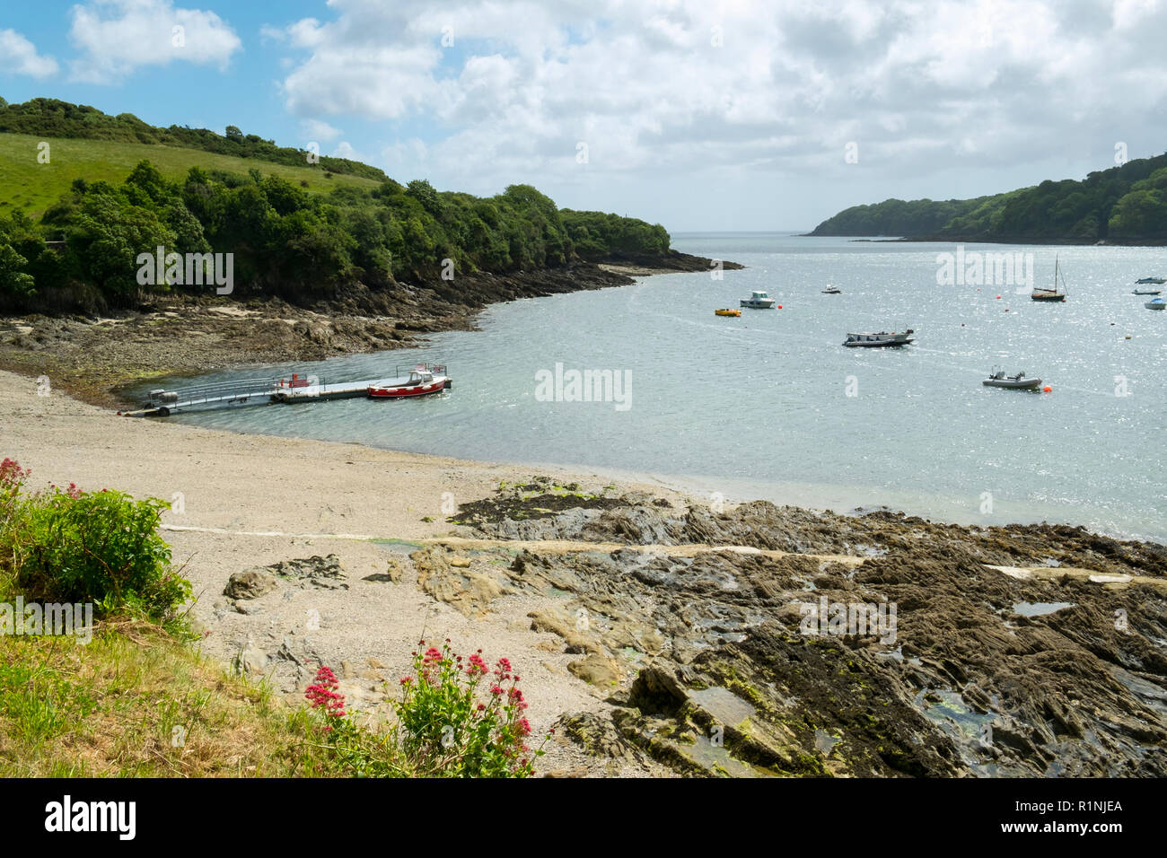 Passaggio Helford, Regno Unito - 8 Giugno 2017: Guardando verso il basso la Helford pittoresco estuario dove molte piccole barche sono ormeggiate vicino rurale passaggio Helford, Cornwall, Regno Unito. Il fiume Helford è un ria (allagato river valley) ben noto come destinazione turistica in Cornovaglia Foto Stock