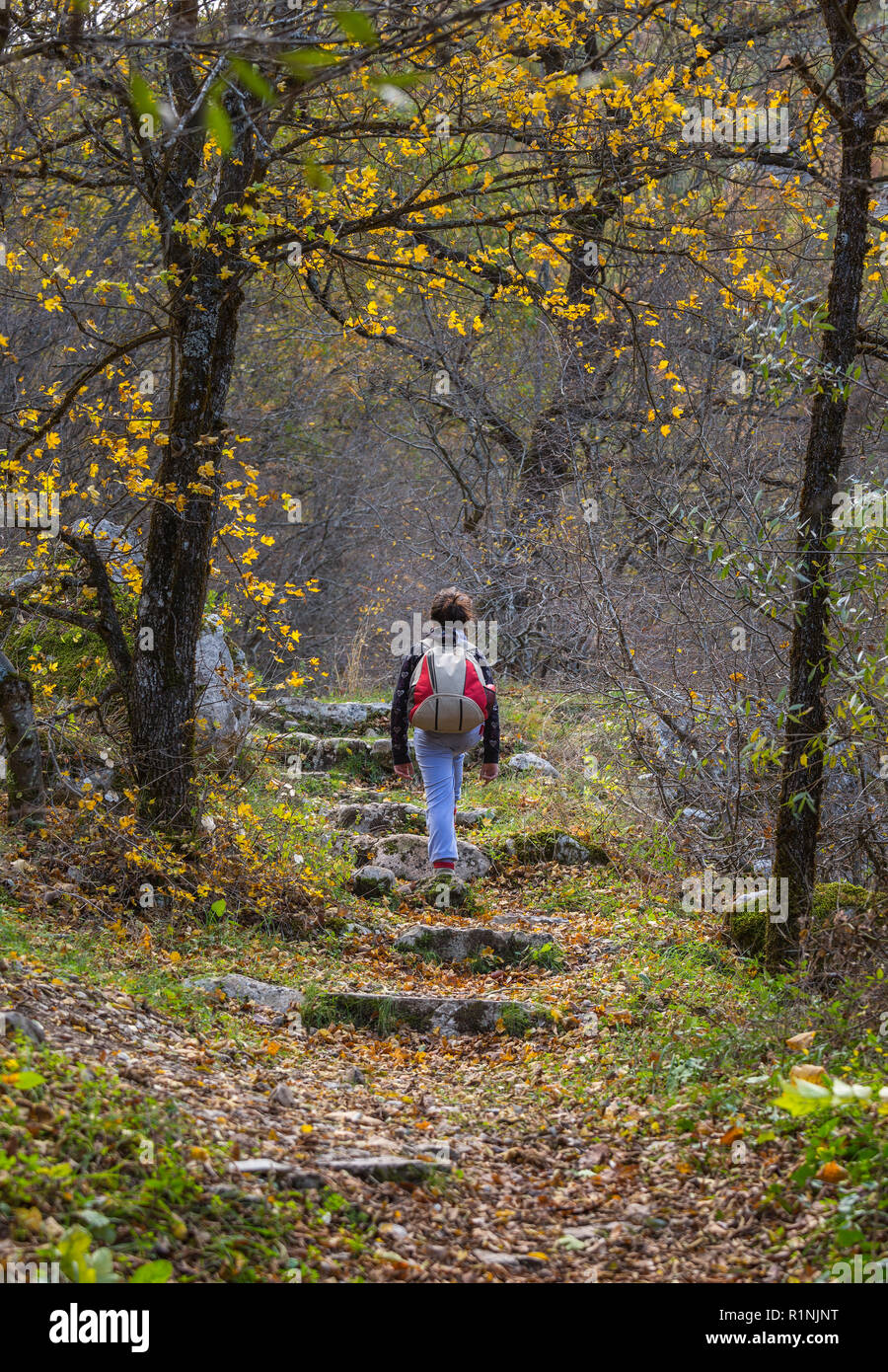 Ragazza sul percorso trekking in Valle Orfento Foto Stock