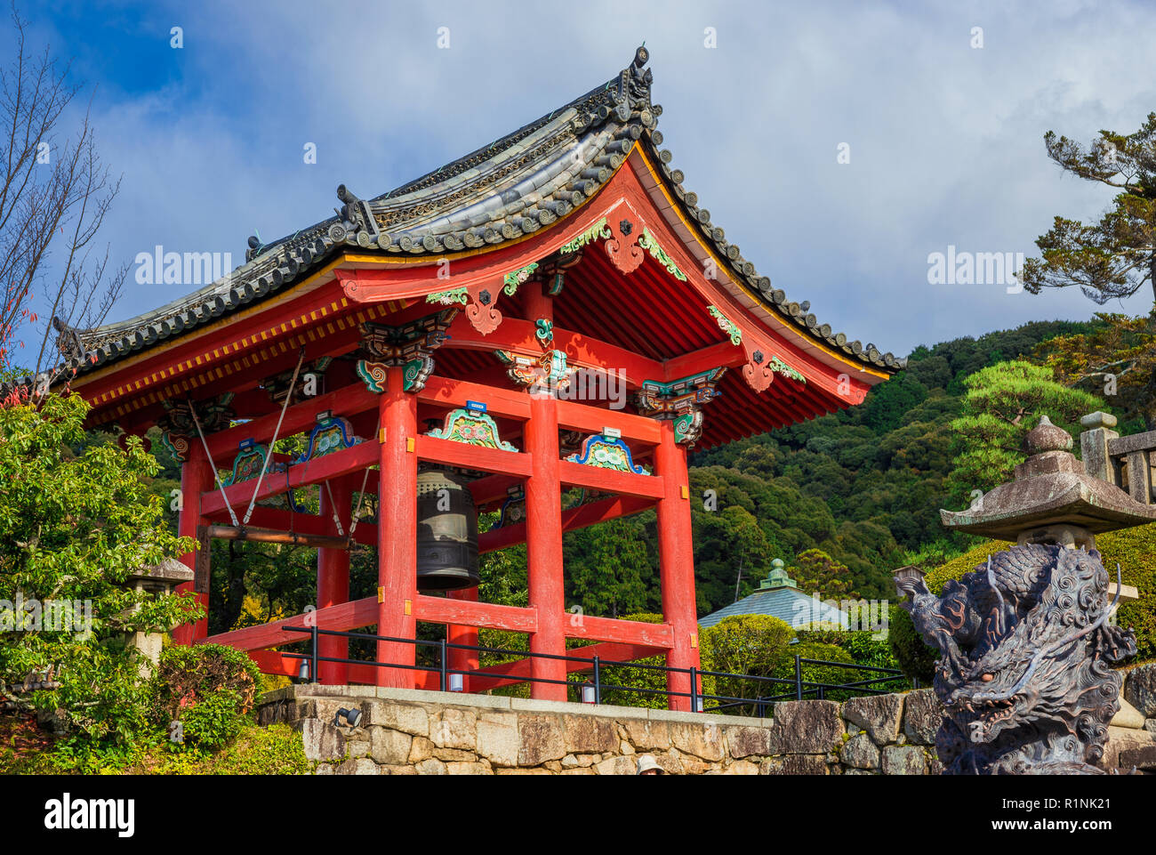 Giappone tradizionale architettura religiosa. Tempio di Kiyomizu vecchia torre campanaria eretta alla fine del XVI secolo Foto Stock