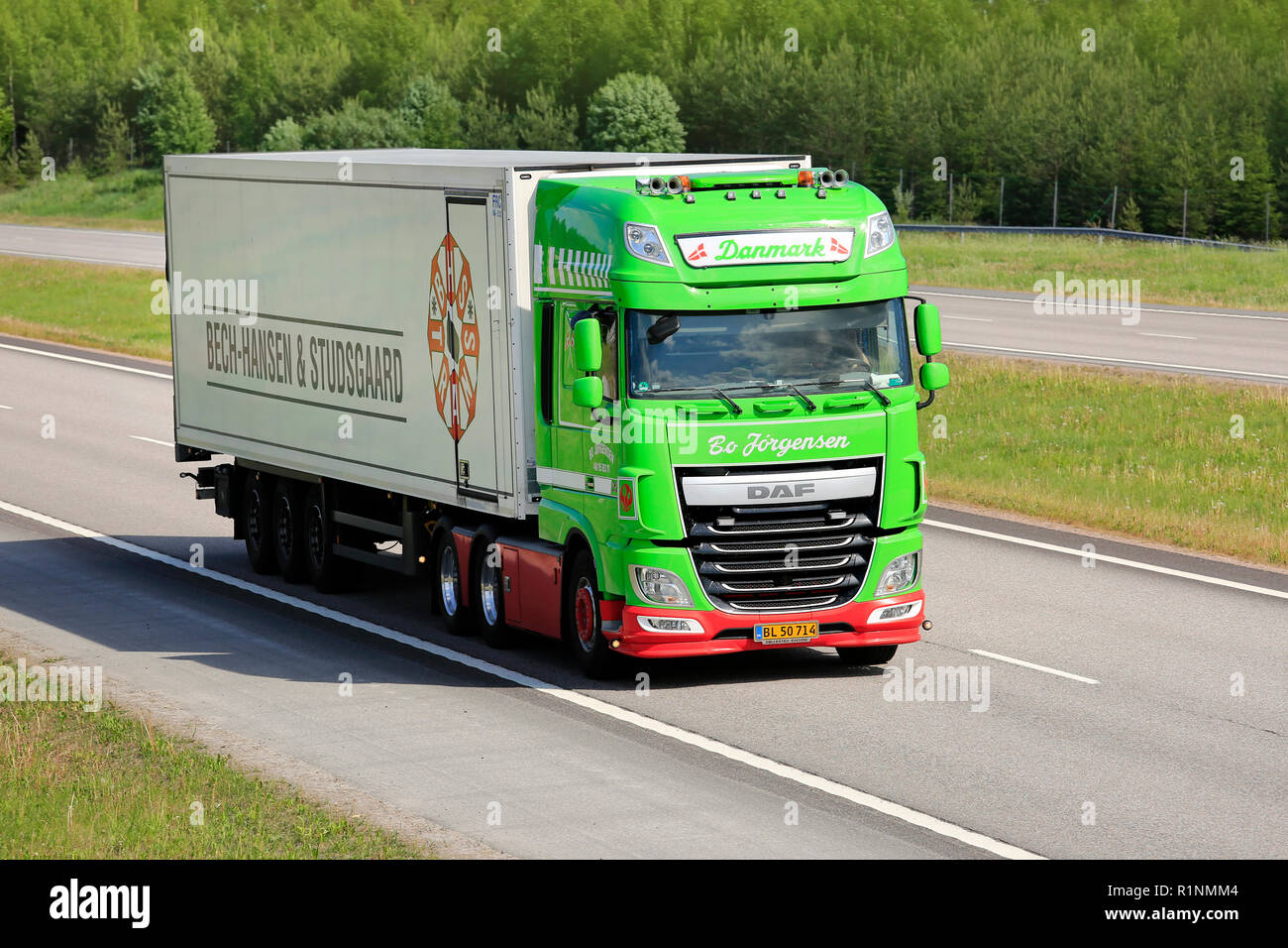 Paimio, Finlandia - 1 Giugno 2018: verde lime DAF XF carrello Danmark di Bo Jorgensen davanti FRC semi rimorchio in autostrada in una giornata di sole dell'estate. Foto Stock