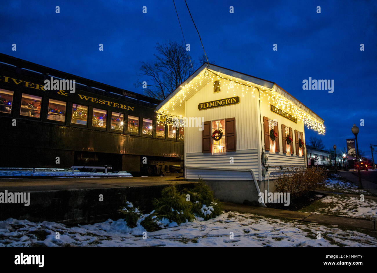 Corse in treno notturno di Natale e stazione di notte, cielo blu profondo, Flemington, New Jersey, USA, Paesaggio USA, astratto treni storici NJ inverno vintage Foto Stock