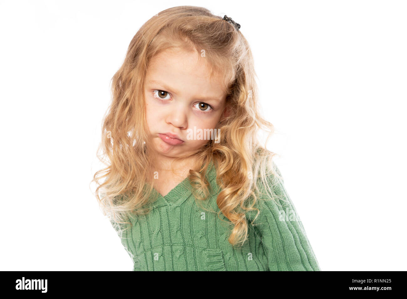 Una bambina di 3 anni isolati su sfondo bianco Foto Stock