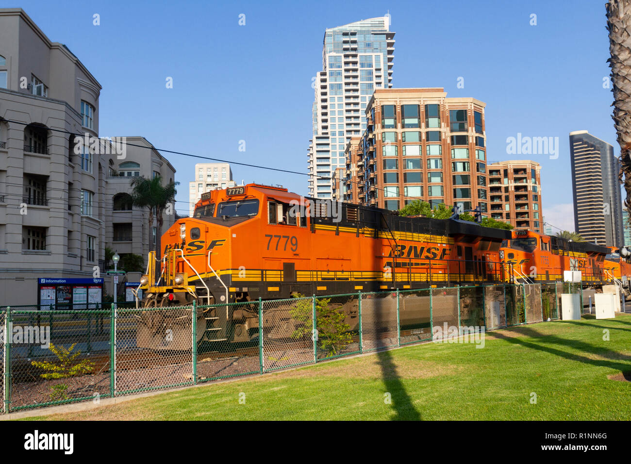 Un treno di merci motore passando attraverso il centro cittadino di San Diego, California, Stati Uniti. Foto Stock