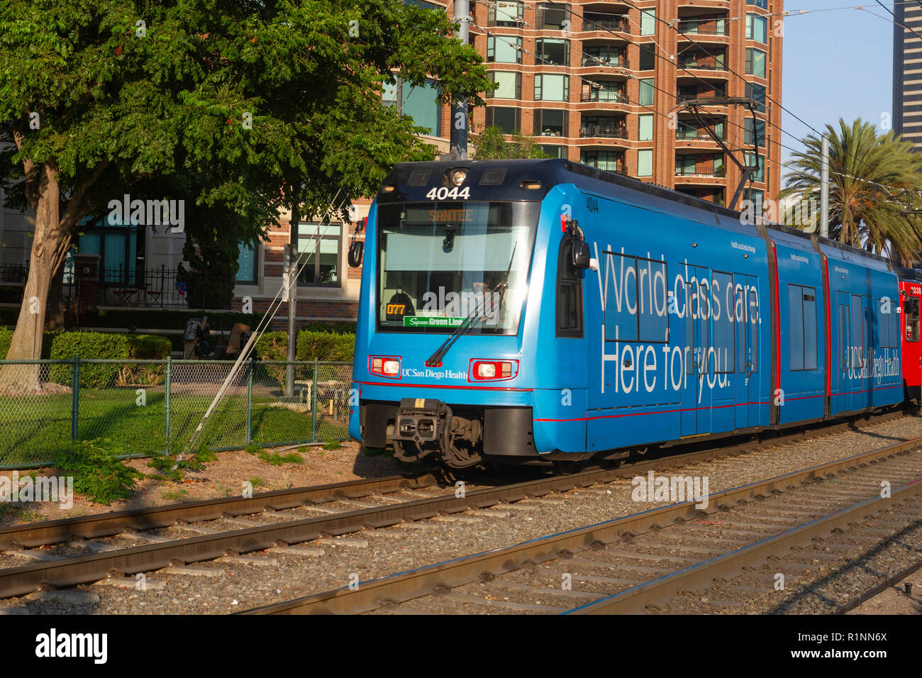 Linea verde il tram nel centro cittadino di San Diego, California, Stati Uniti. Foto Stock