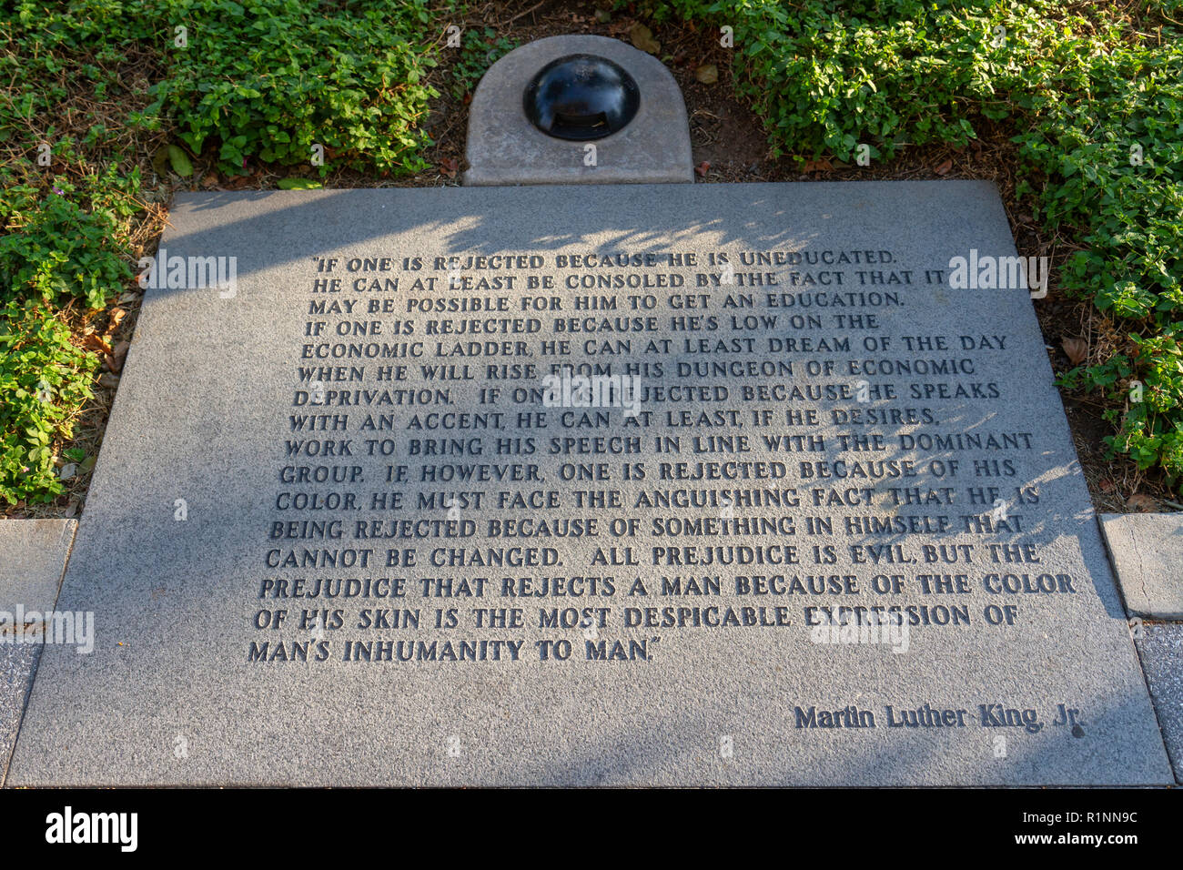 Citazione di Martin Luther King Jr su Martin Luther King Promenade, San Diego, California, Stati Uniti. Foto Stock
