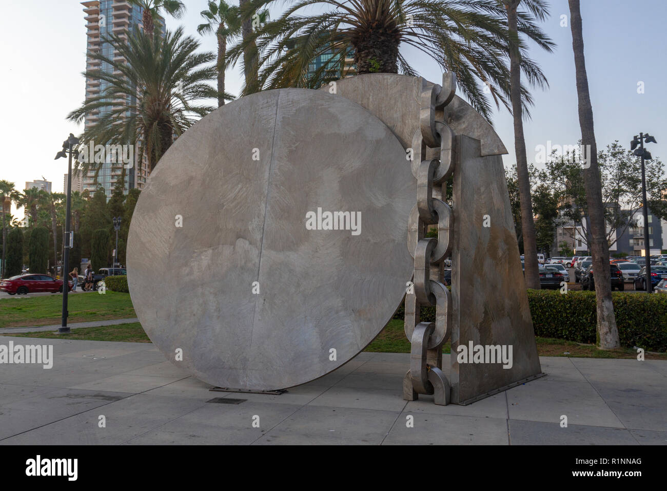 "La rottura delle catene " scultura di Melvin Edwards, Martin Luther King Jr. Promenade, il centro cittadino di San Diego, California, Stati Uniti. Foto Stock
