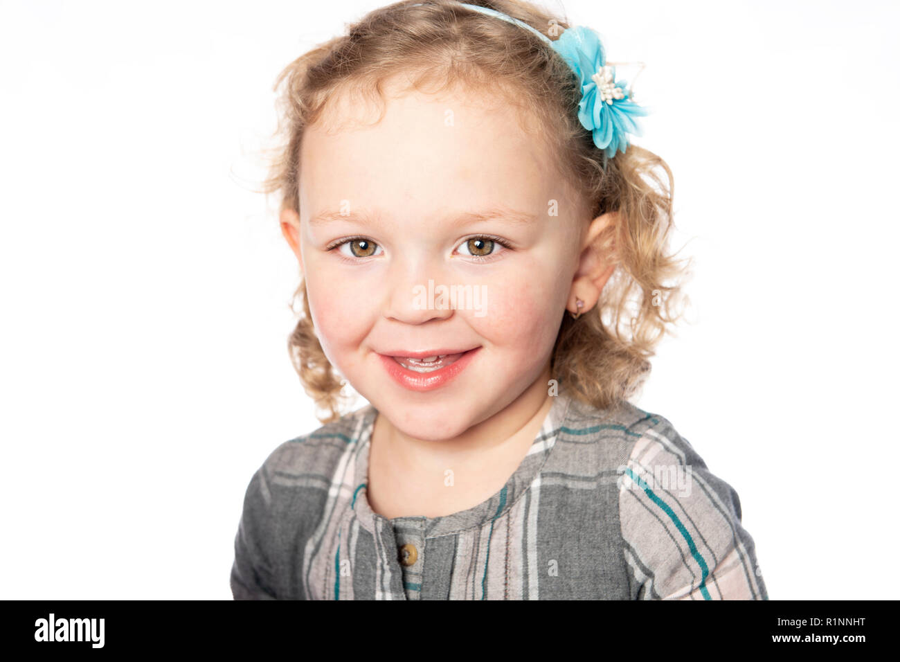 Una bambina di 3 anni isolati su sfondo bianco Foto Stock