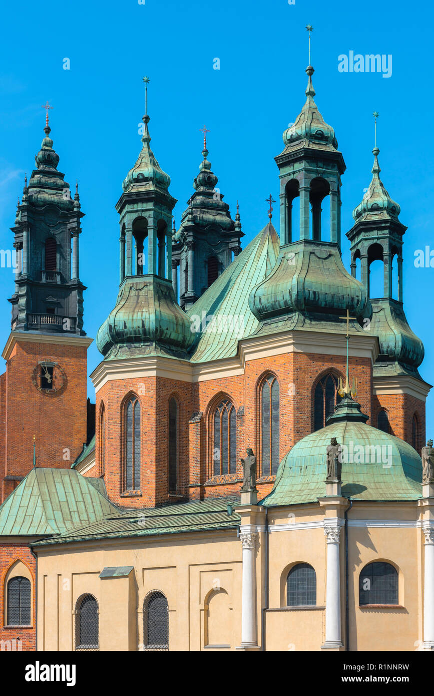 Cattedrale di Poznan, vista della cattedrale della città con il suo distintivo cinque torri, Ostrow Tumski, Poznan, Polonia. Foto Stock
