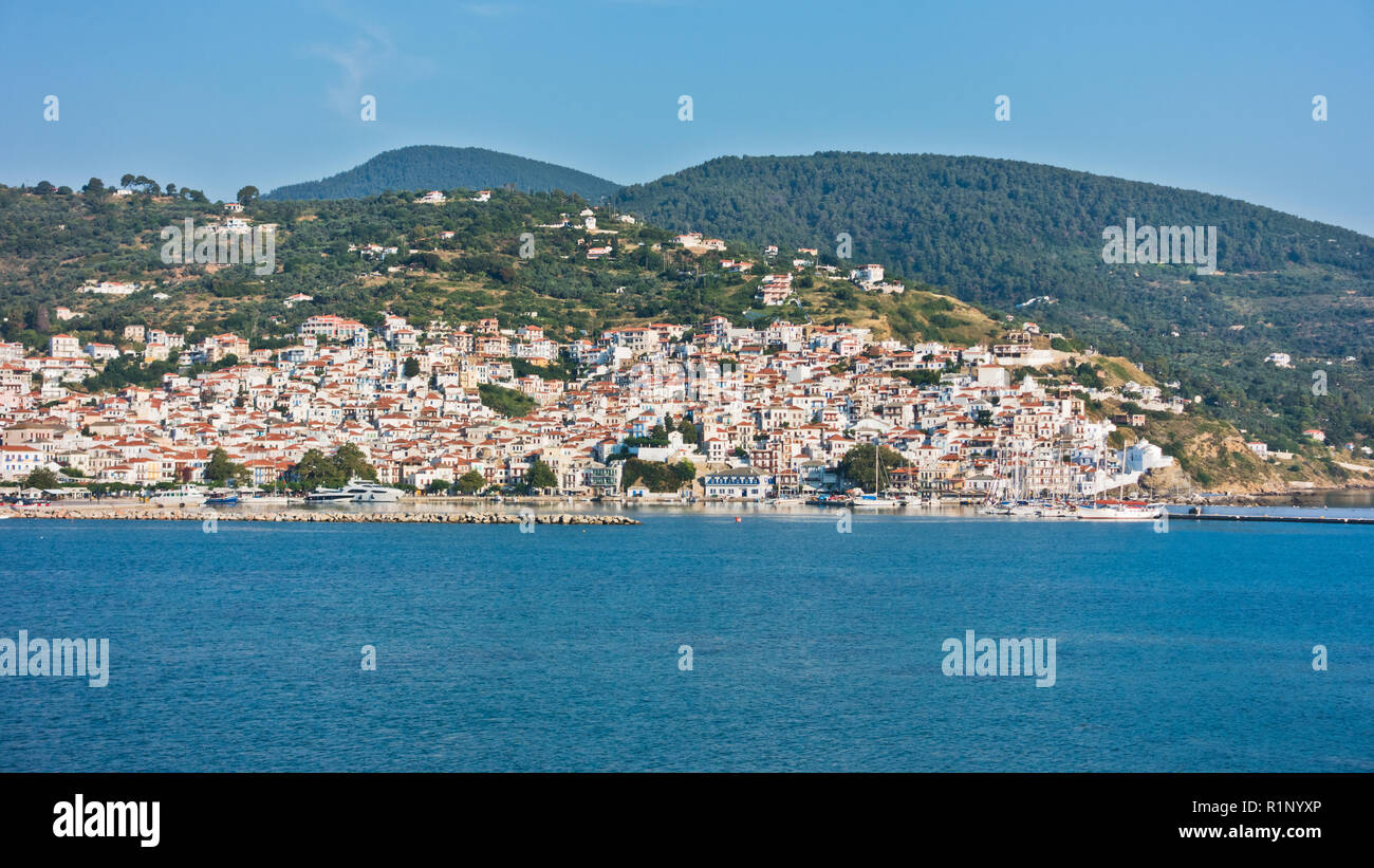 Città di Skopelos e porto di mattinata estiva, isola di Skopelos, Grecia Foto Stock