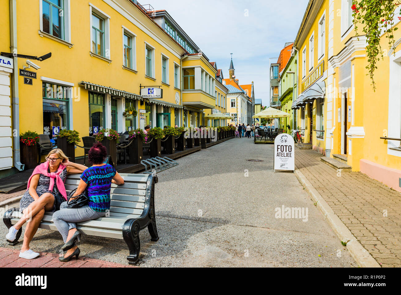 Egli vacanza estiva destinazione in Estonia. Strada di Parnu - Pärnu - , contea di Pärnu, Estonia, paesi baltici, Europa. Foto Stock