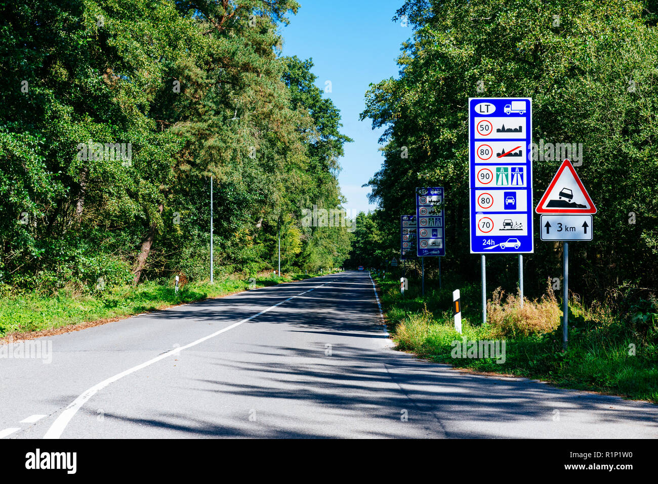 Pannelli informativi sulla strada. Lato lituano. Confine tra la Lituania e la regione di Kaliningrad. Curonian Spit. Nida, Neringa comune, Klaipeda County, Foto Stock