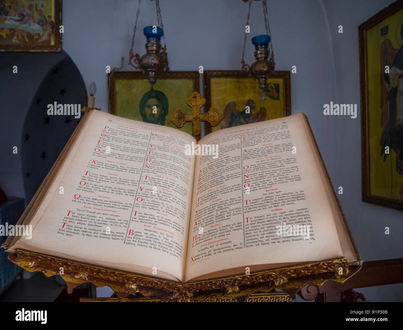 Bibbia greca all'interno Chiesa greco-ortodossa Foto Stock