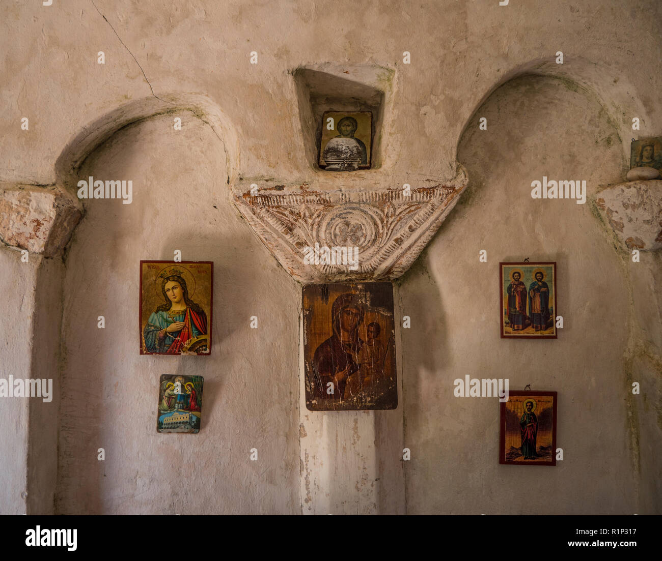 All'interno di una piccola chiesa rupestre nel Peloponnes, Grecia Foto Stock