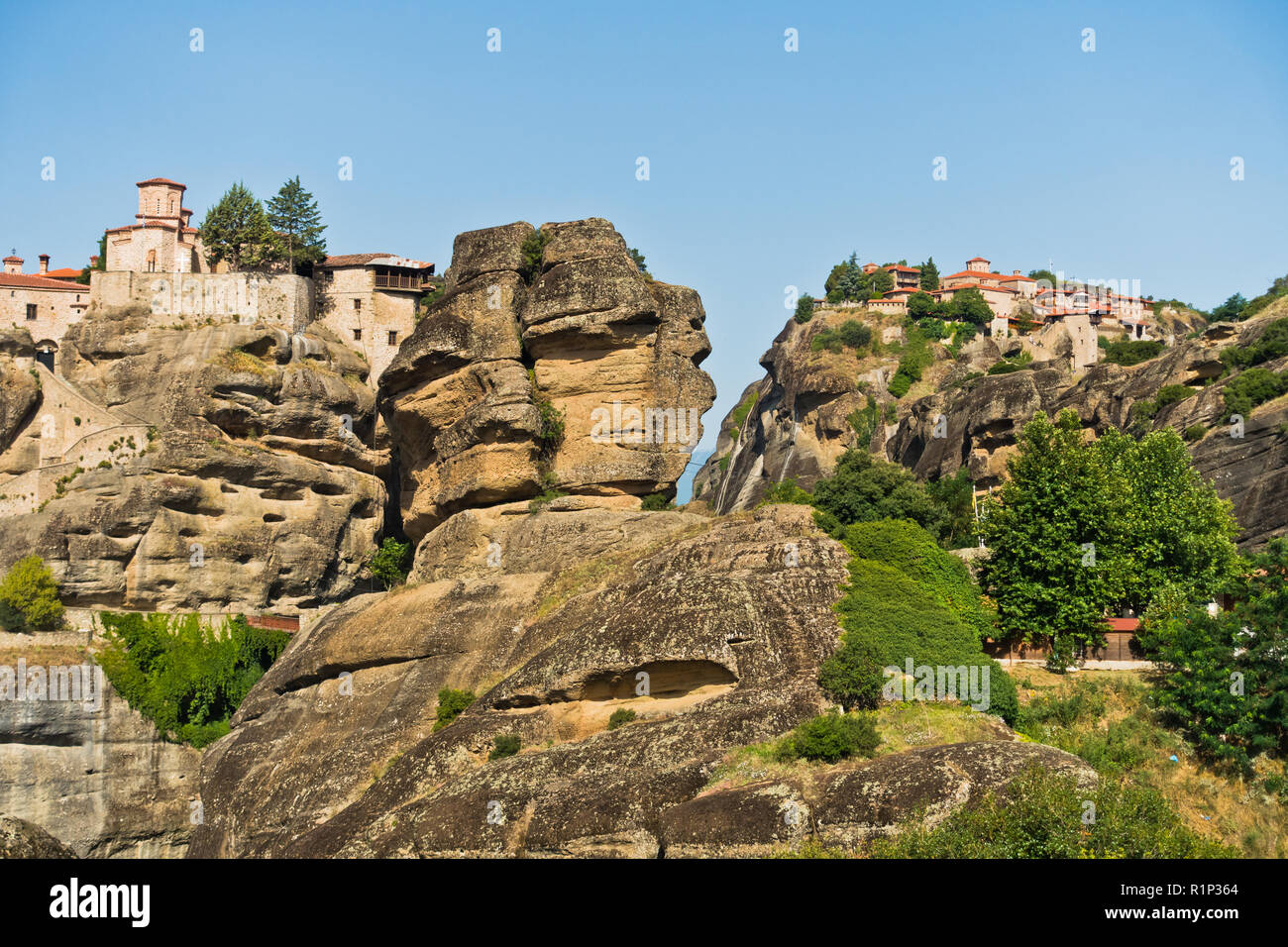 Le rocce enormi con Christian monasteri ortodossi al mattino al di sopra di Meteora Valley vicino a Kalambaka, Tessaglia, Grecia Foto Stock