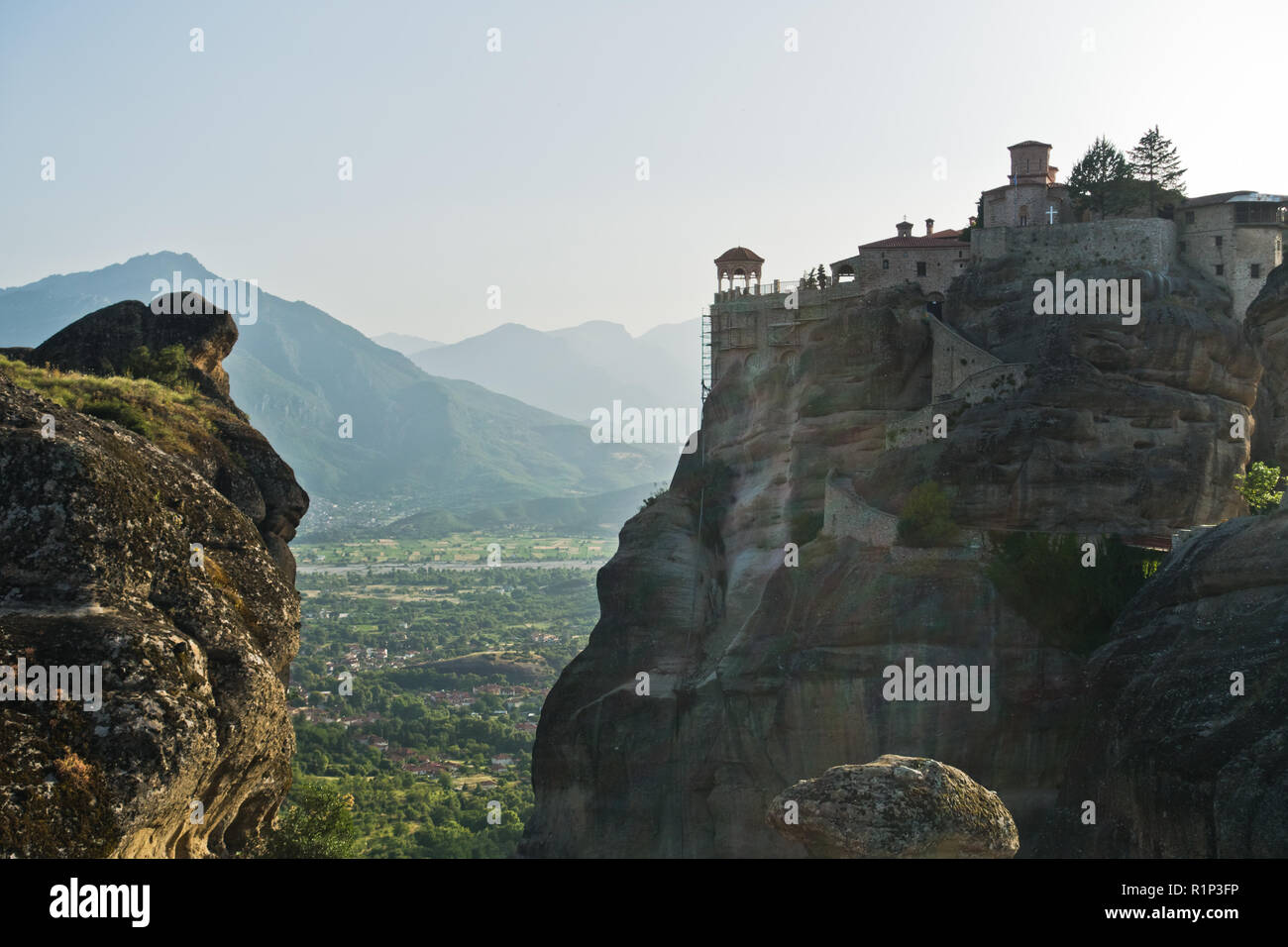 Le rocce enormi con Christian monasteri ortodossi al tramonto sopra Meteora Valley vicino a Kalambaka, Tessaglia, Grecia Foto Stock