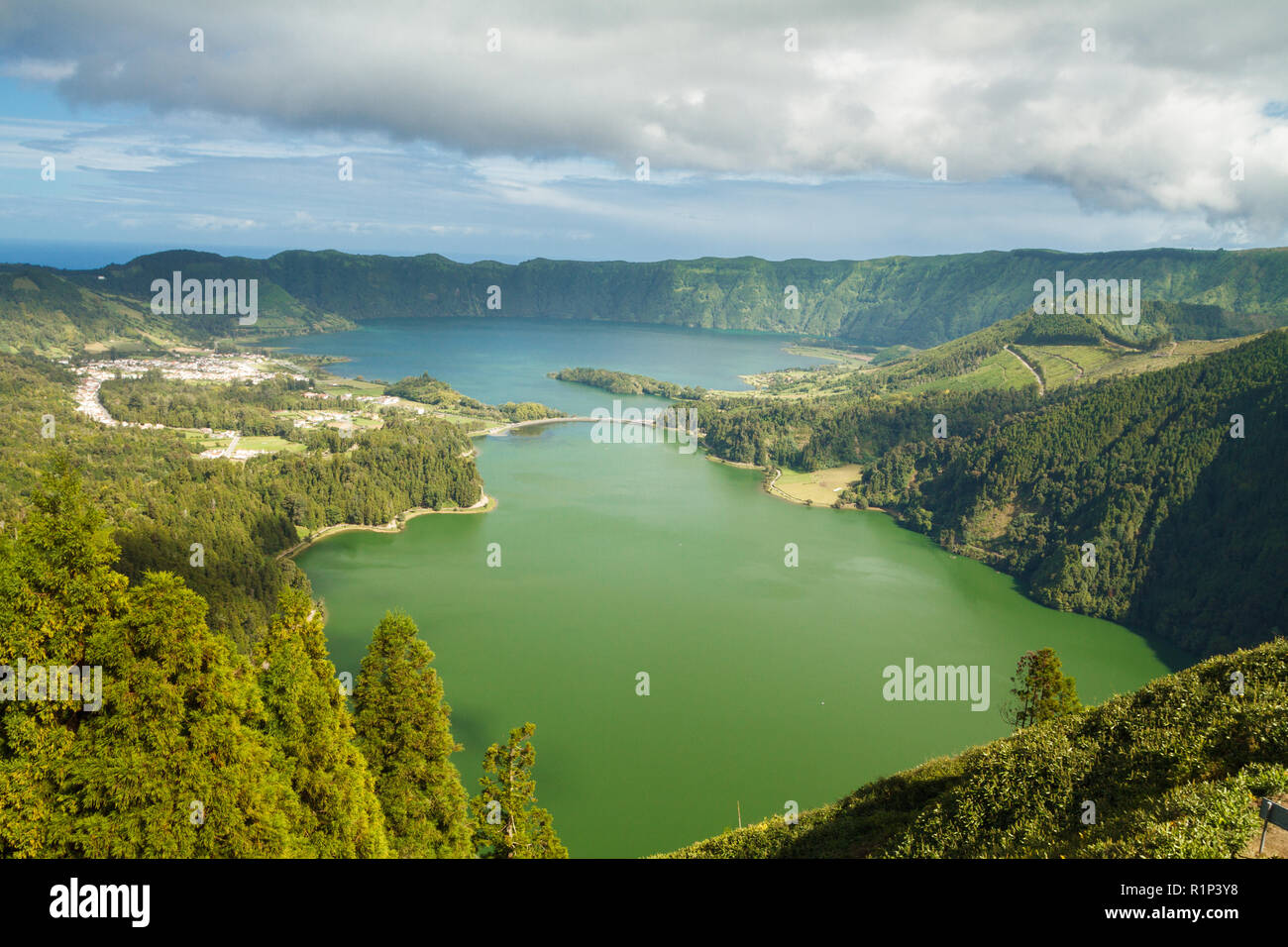 Vista delle Sete Cidades laghi da abbandonare il Monte Palace hotel di Miradouro da Vista do Rei, isola Sao Miguel, Azzorre, Portogallo Foto Stock