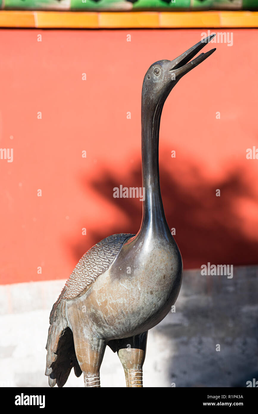 Una gru di rame statua che si trova nella parte anteriore di un tempio a Pechino Foto Stock Una gru di rame statua che si trova nella parte anteriore di un tempio a Pechino Foto Stock