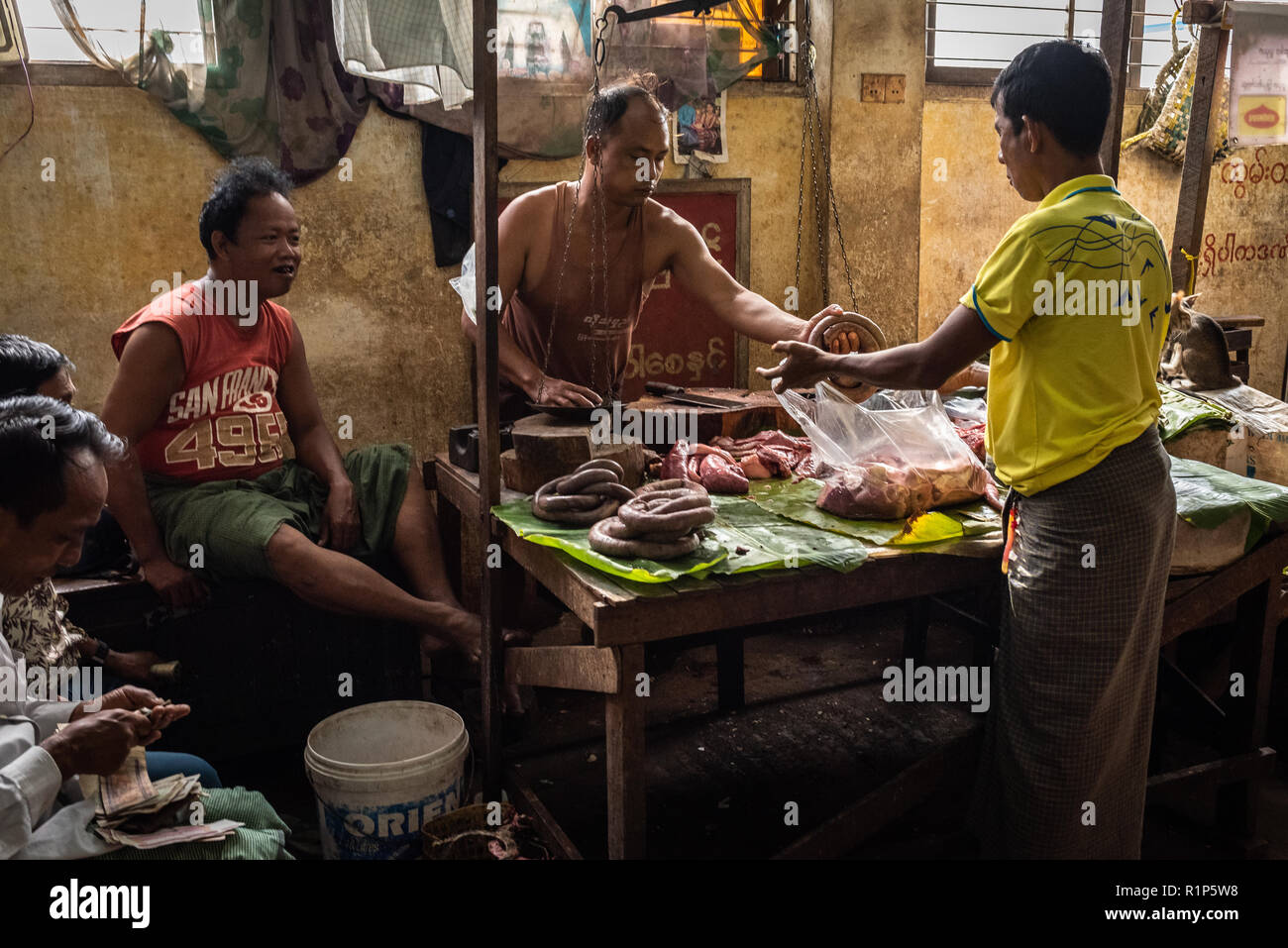 Fornitore di salsiccia nella magia del mercato fondiario, Mandalay Myanmar. Foto Stock