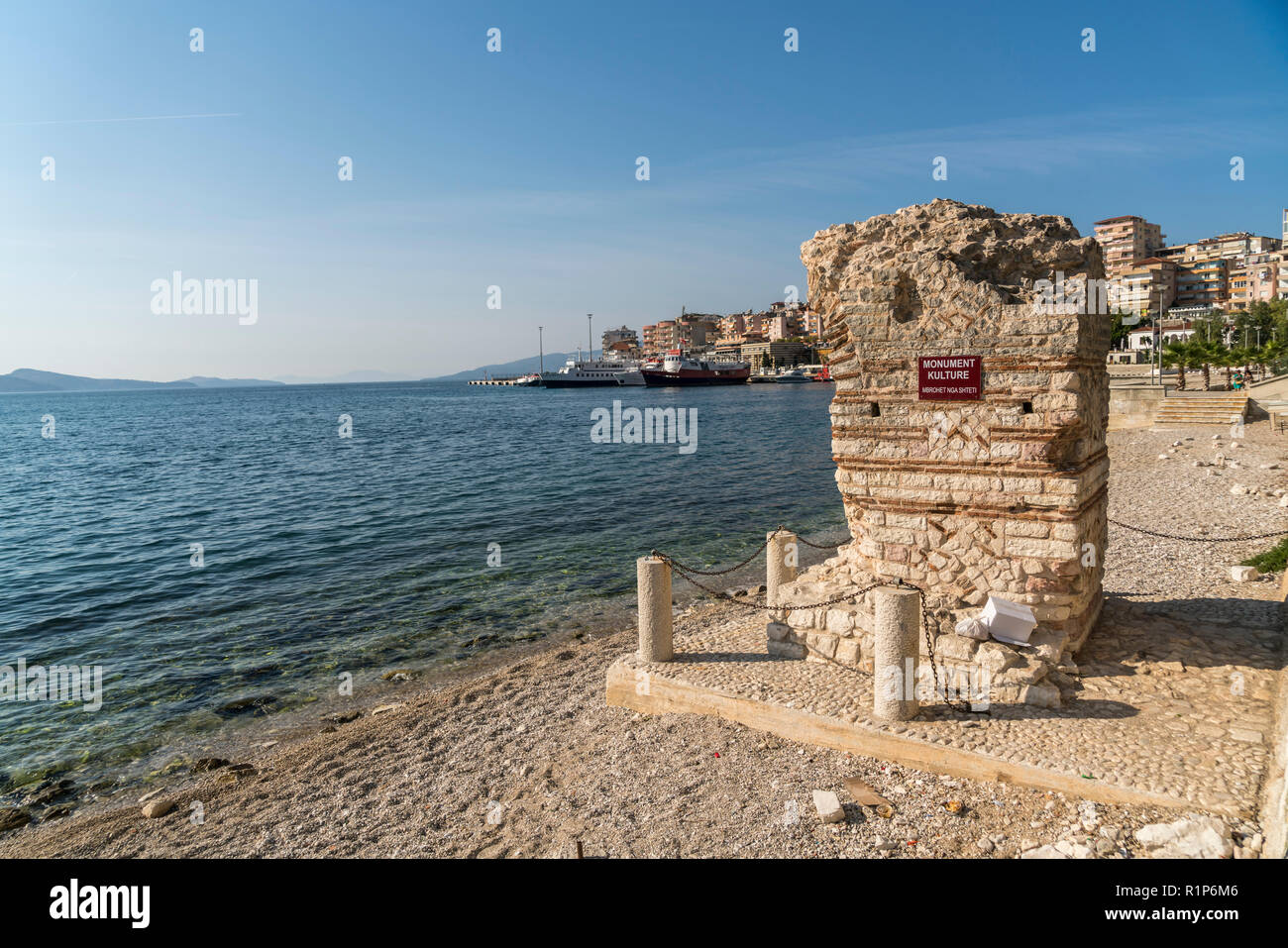 Römische Ruine am Strand von Saranda, Albanien, Europa | rovina romana presso la spiaggia in Sarande, Albania, Europa Foto Stock